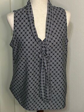 Banana Republic Black & White geometric Sleeveless Top w/bow. Size L Silky feel